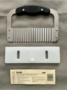 The Pampered Chef Crinkle Cutter Garnisher - #1062 retired